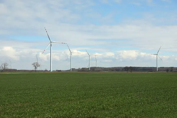 阳光灿烂的日子里 田里的现代风力涡轮机 替代能源 — 图库照片