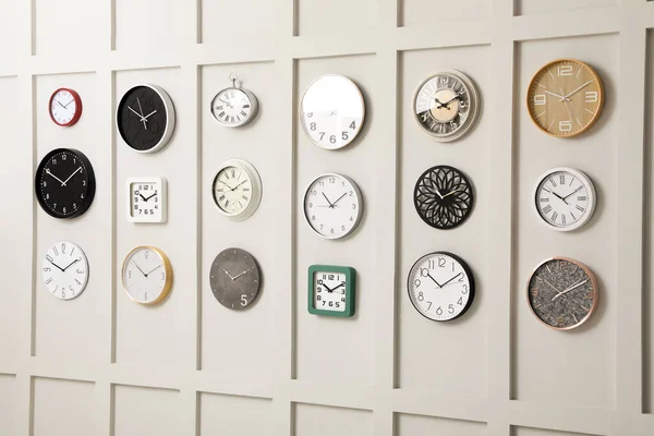 Molti Orologi Diversi Appesi Muro Bianco — Foto Stock