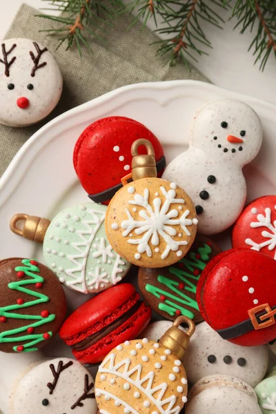 Krásně Zdobené Vánoční Makarony Jedle Větve Bílém Stole Byt Ležel — Stock fotografie