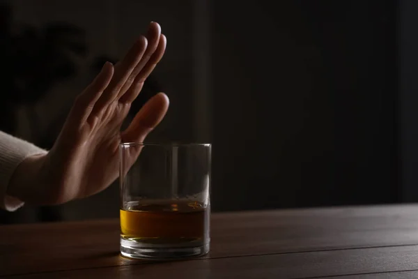 Vrouw Weigert Whisky Drinken Aan Houten Tafel Close Alcoholverslaving — Stockfoto
