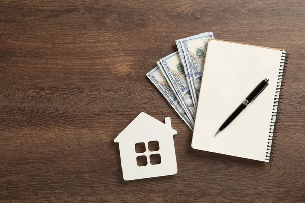 Conceito Hipoteca Modelo Casa Notebook Dinheiro Mesa Madeira Flat Lay — Fotografia de Stock