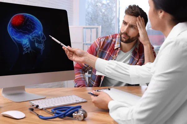 Невролог Показывает Сканирование Мозга Грустному Человеку Клинике — стоковое фото