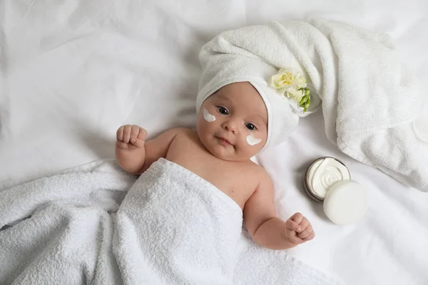 Söt Liten Bebis Med Grädde Ansiktet Ovanifrån — Stockfoto