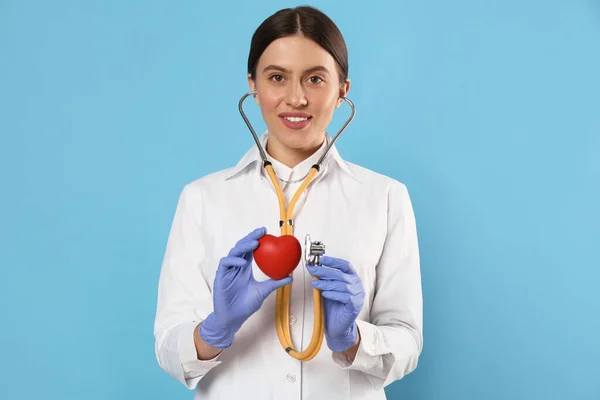 Steteskoplu Doktor Açık Mavi Arka Planda Kırmızı Kalp Kardiyoloji Kavramı — Stok fotoğraf