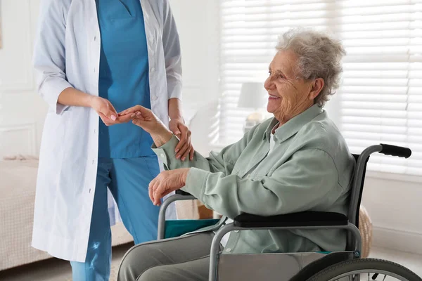 Cuidador Asistiendo Una Mujer Mayor Silla Ruedas Interiores Servicio Atención — Foto de Stock