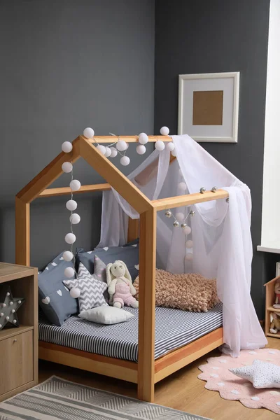 快適なベッド付きのスタイリッシュな子供部屋のインテリア — ストック写真