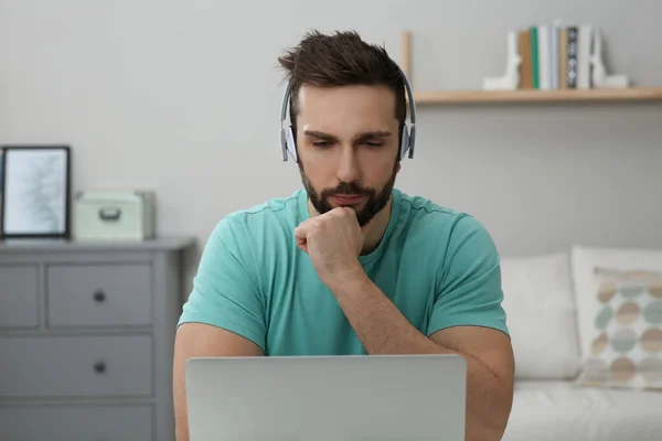 Online Test Muž Studující Laptopem Doma — Stock fotografie