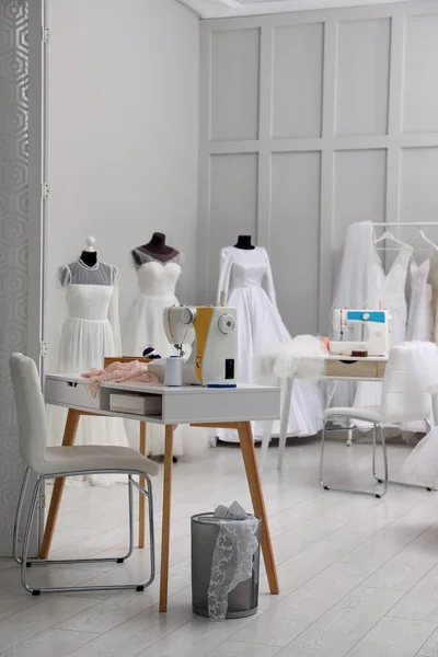 Dressmaking Atelier Intérieur Avec Des Robes Mariée Des Équipements — Photo