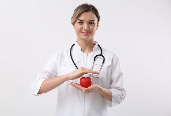 Steteskoplu Doktor Beyaz Arka Planda Kırmızı Kalp Kardiyoloji Kavramı — Stok fotoğraf