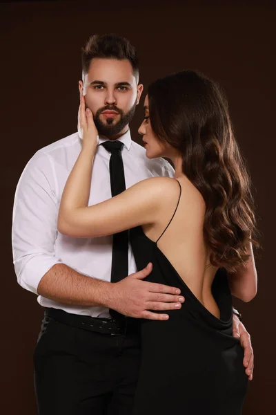 Koyu Kahverengi Arka Planda Seksi Bayan Olan Yakışıklı Sakallı Adam — Stok fotoğraf