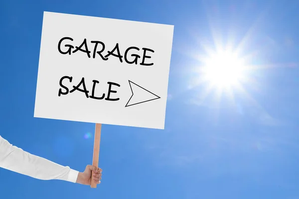 Vrouw Met Bord Met Tekst Garage Sale Tegen Blauwe Lucht — Stockfoto