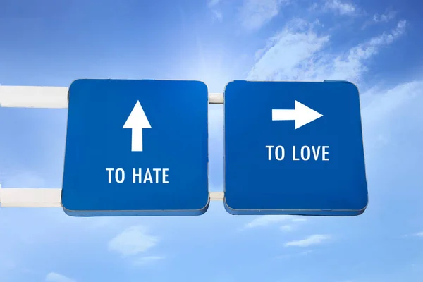Silniční Značky Různými Směry Nenávidět Nebo Milovat Venku — Stock fotografie