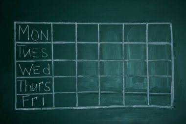 Yeşil tahtaya haftalık okul takvimi çizildi