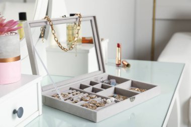 Güzel bijouterie, kozmetik ve şık aksesuarlarla dolu zarif mücevher kutusu.