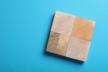 Açık mavi arka planda bardak altlığı, üst manzara. Metin için boşluk