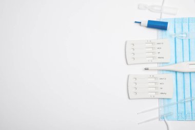 Tek kullanımlık ekspres hepatit test kiti beyaz arka planda, düz yatıyordu. Metin için boşluk