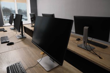 Açık uzay ofisindeki birçok modern bilgisayar