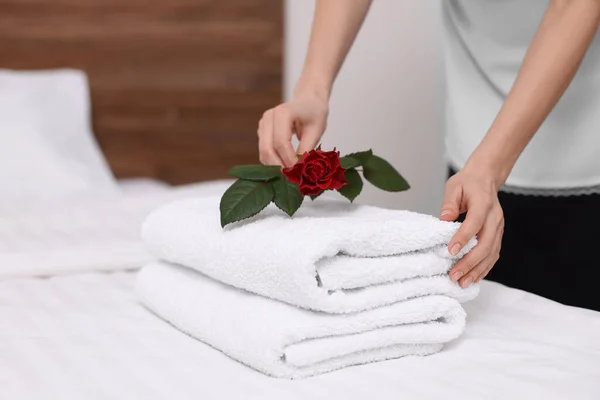 Chambermaid Putting Flower Fresh Towels Hotel Room Closeup — Foto de Stock
