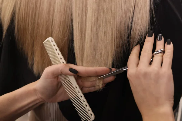 Profesyonel Kuaför Kadın Saçı Kesiyor Yakından Bakıyor — Stok fotoğraf
