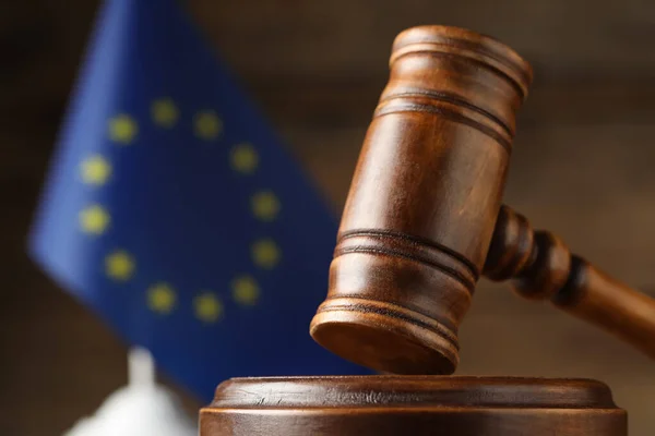 Közelkép Fából Készült Bíró Kalapácsáról Európai Unió Zászlajáról Homályos Háttérrel — Stock Fotó