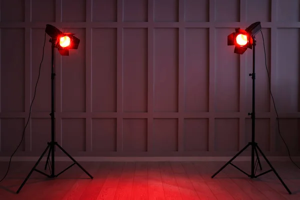 室内墙壁附近明亮的红色聚光灯 文字空间 — 图库照片