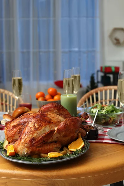 Feestelijke Diner Met Heerlijke Gebakken Kalkoen Mousserende Wijn Tafel Binnen — Stockfoto