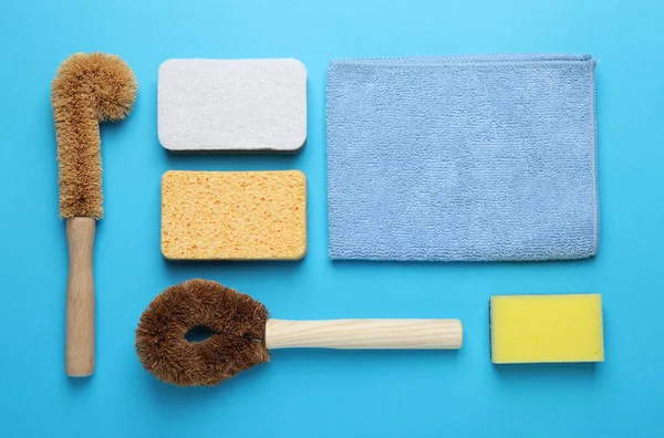 Viele Verschiedene Schwämme Und Andere Reinigungsmittel Auf Hellblauem Hintergrund Flach — Stockfoto