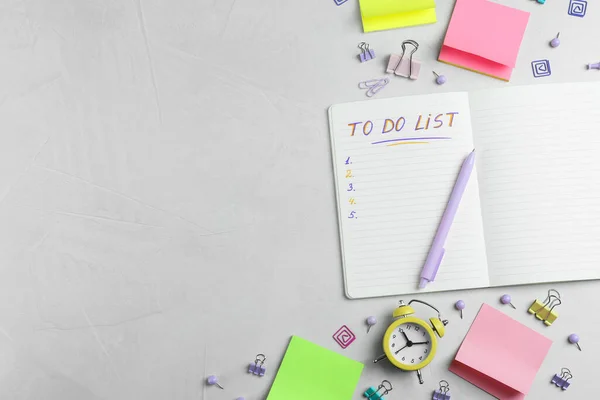 Composición Plana Laica Del Cuaderno Con Lista Tareas Papelería Mesa —  Fotos de Stock