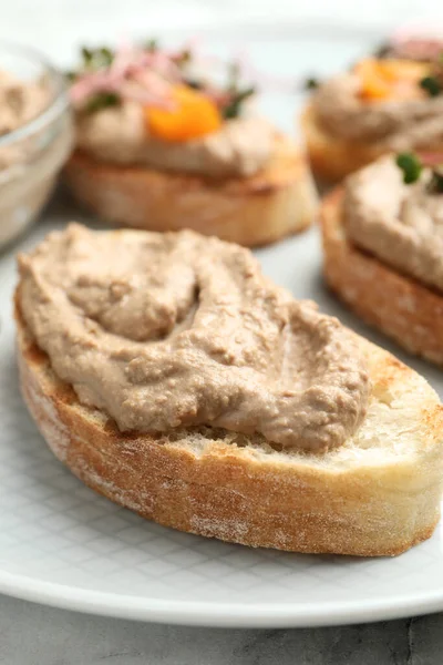 Lezzetli ezmeli ekmek dilimleri, yakın plan.