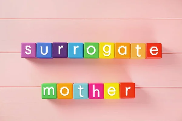 Sözcüklerle Dolu Renkli Küpleri Anne Pembe Ahşap Masada Düz Bir — Stok fotoğraf