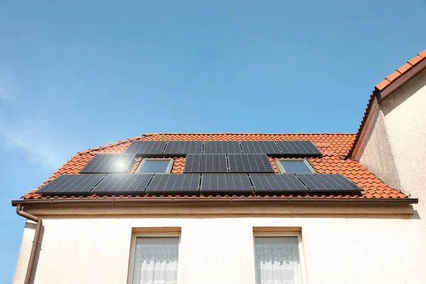 Casa Con Paneles Solares Instalados Azotea Energía Alternativa — Foto de Stock