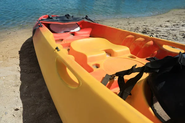 江边沙滩上明亮的皮划艇 特写镜头 — 图库照片