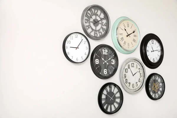 Many Different Clocks Hanging White Wall — ストック写真