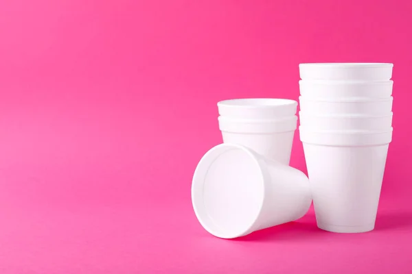 Белые Пенопластовые Чашки Розовом Фоне Место Текста — стоковое фото