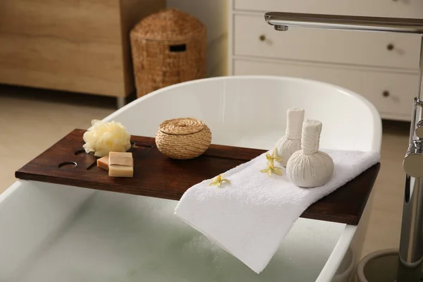 Holzbadewanne Mit Kräutermassagebeuteln Und Pflegeprodukten Der Badewanne — Stockfoto