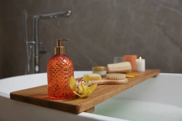 Badewanne Aus Holz Mit Spender Kerze Und Pflegeprodukten Auf Badewanne — Stockfoto