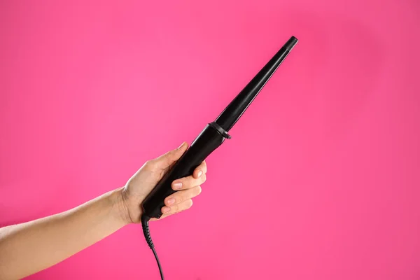 Woman Holding Clipless Curling Hair Iron Pink Background Closeup — Zdjęcie stockowe