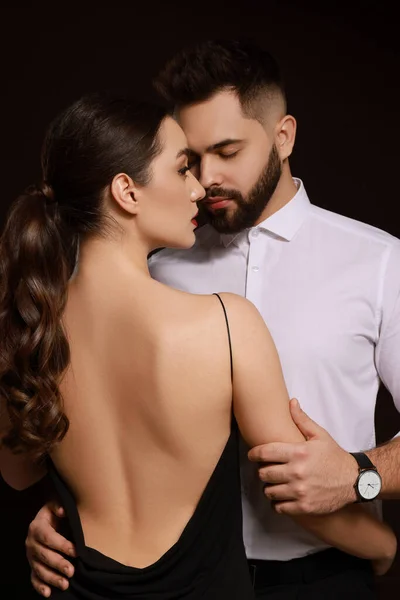 Hombre Barbudo Guapo Con Señora Sexy Sobre Fondo Oscuro — Foto de Stock