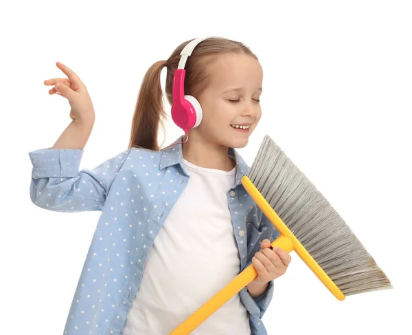 Nettes Kleines Mädchen Kopfhörer Mit Besen Singen Auf Weißem Hintergrund — Stockfoto