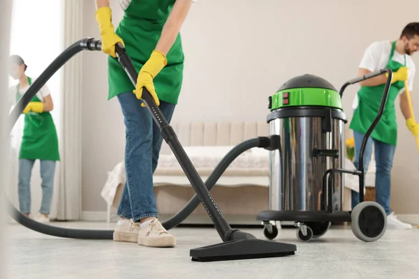 Equipo Conserjes Profesionales Trabajando Dormitorio Primer Plano — Foto de Stock