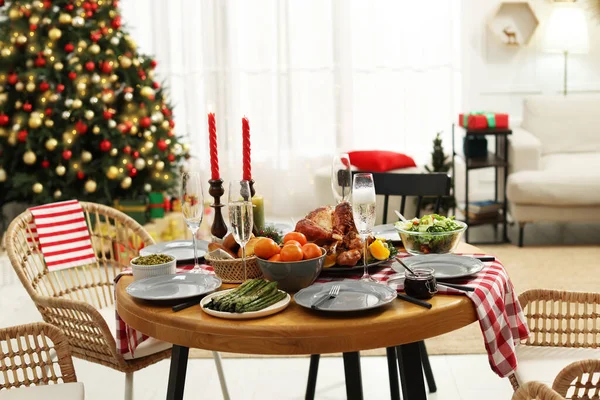 Ünnepi Vacsora Finom Ételekkel Borral Asztalon Karácsonyi Ünnepség — Stock Fotó