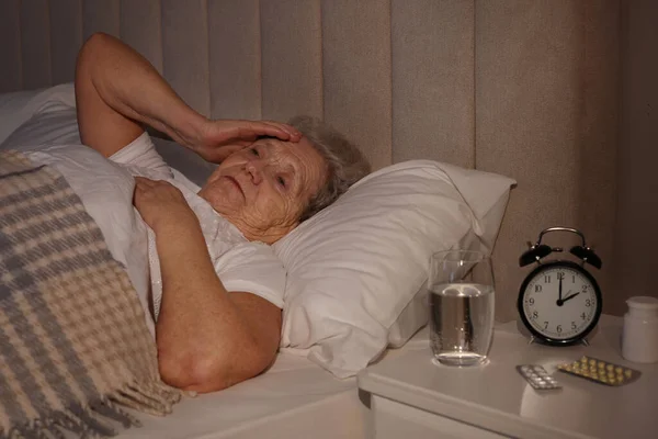 Ηλικιωμένη Γυναίκα Που Πάσχει Από Αϋπνία Στο Κρεβάτι Στο Σπίτι — Φωτογραφία Αρχείου