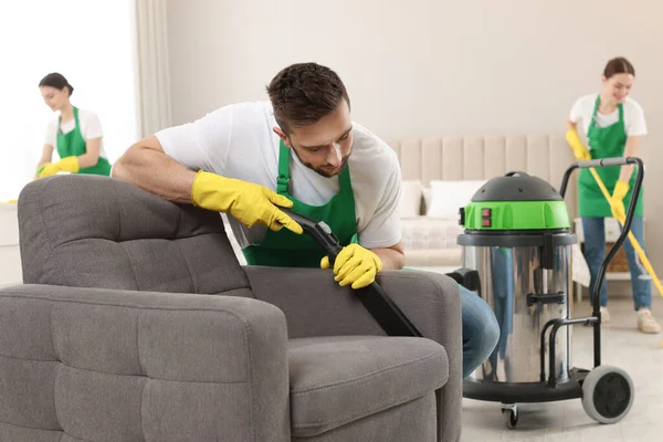 Petugas Kebersihan Profesional Dengan Seragam Menyedot Kursi Dalam Ruangan — Stok Foto