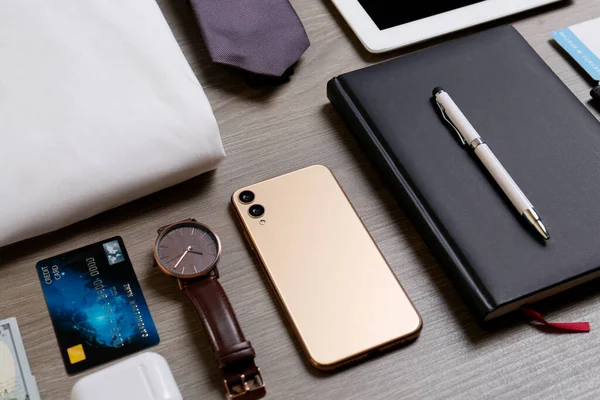 Ahşap yüzeyde iş gezisi malzemeleri, yakın çekim.