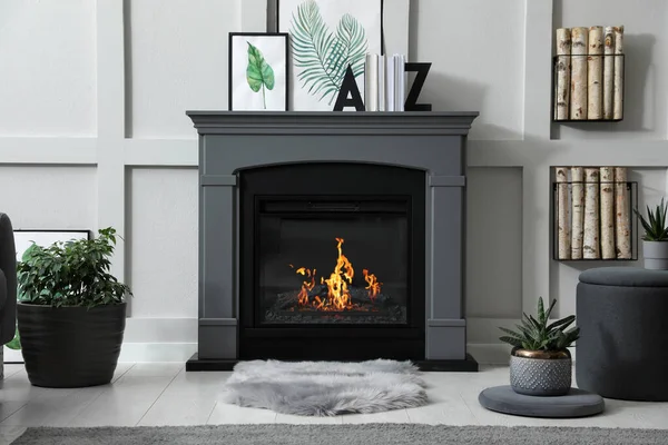 電気暖炉と装飾要素とスタイリッシュなリビングルームのインテリア — ストック写真