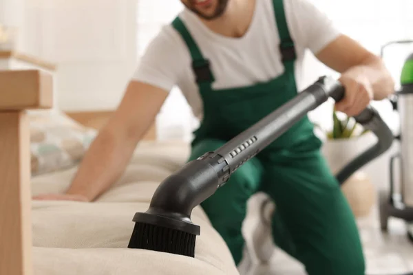 Professionell Vaktmästare Dammsugning Soffa Vardagsrummet Fokus Munstycke — Stockfoto