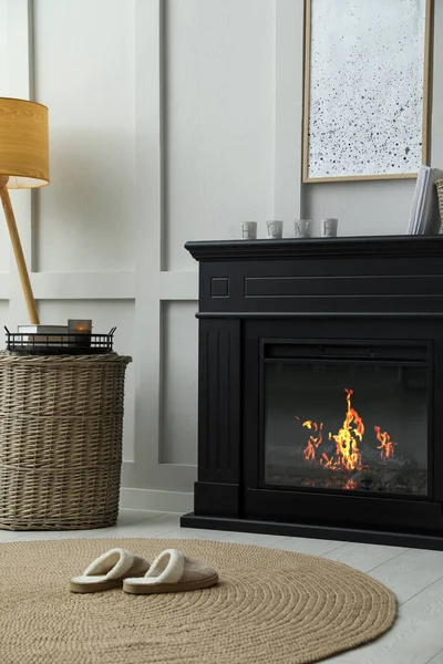 電気暖炉とスタイリッシュな家具付きの居心地の良い部屋のインテリア — ストック写真
