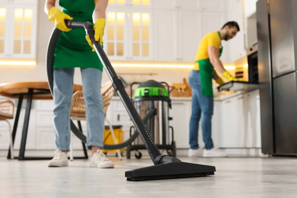 Professional Janitor Vacuuming Floor Kitchen Closeup — Stock Photo, Image