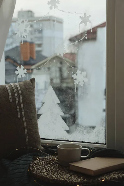 아름다운 그림들 창문에 눈으로 만들어 있습니다 성탄절 — 스톡 사진