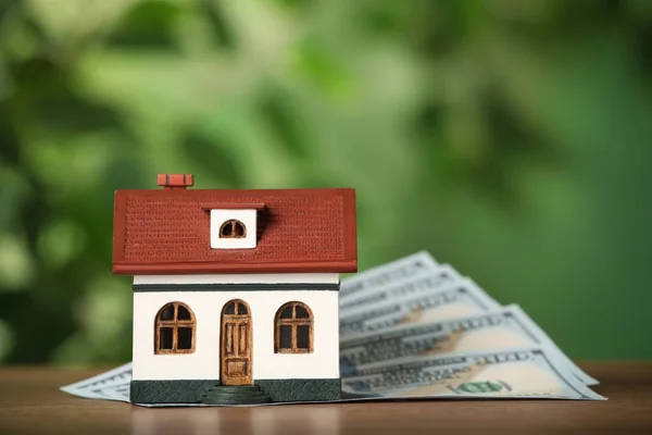 Conceito Hipoteca Modelo Casa Dinheiro Mesa Madeira Contra Fundo Borrado — Fotografia de Stock